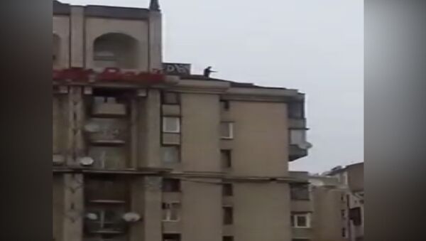Кадры с Саакашвили, угрожающим спрыгнуть с крыши восьмиэтажного дома в Киеве - Sputnik Узбекистан