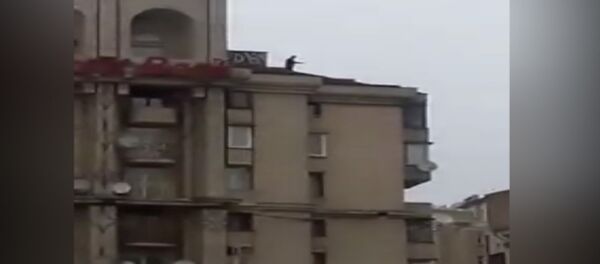 Кадры с Саакашвили, угрожающим спрыгнуть с крыши восьмиэтажного дома в Киеве Кадры с Саакашвили, угрожающим спрыгнуть с крыши восьмиэтажного дома в Киеве - Sputnik Узбекистан