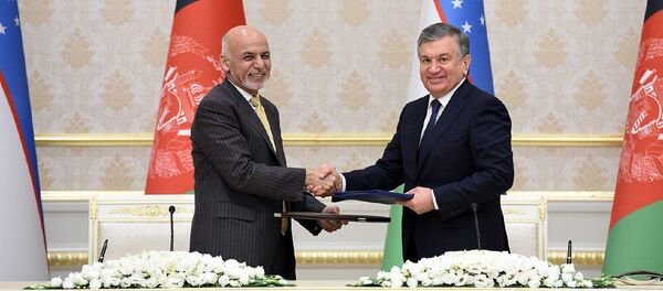 Президент Узбекистана Шавкат Мирзиёев и президент Афганистана Ашраф Гани - Sputnik Узбекистан