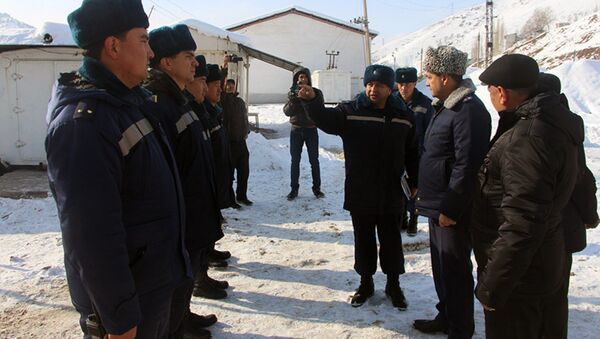 Министр по чрезвычайным ситуациям Республики Узбекистан Р.Джураев в ходе рабочей поездки на перевал “Камчик” - Sputnik Узбекистан