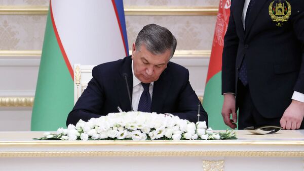 Prezident Uzbekistana Shavkat Mirziyoyev vo vremya podpisaniya soglasheniya o sotrudnichestve c Respublikoy Afganistan - Sputnik O‘zbekiston