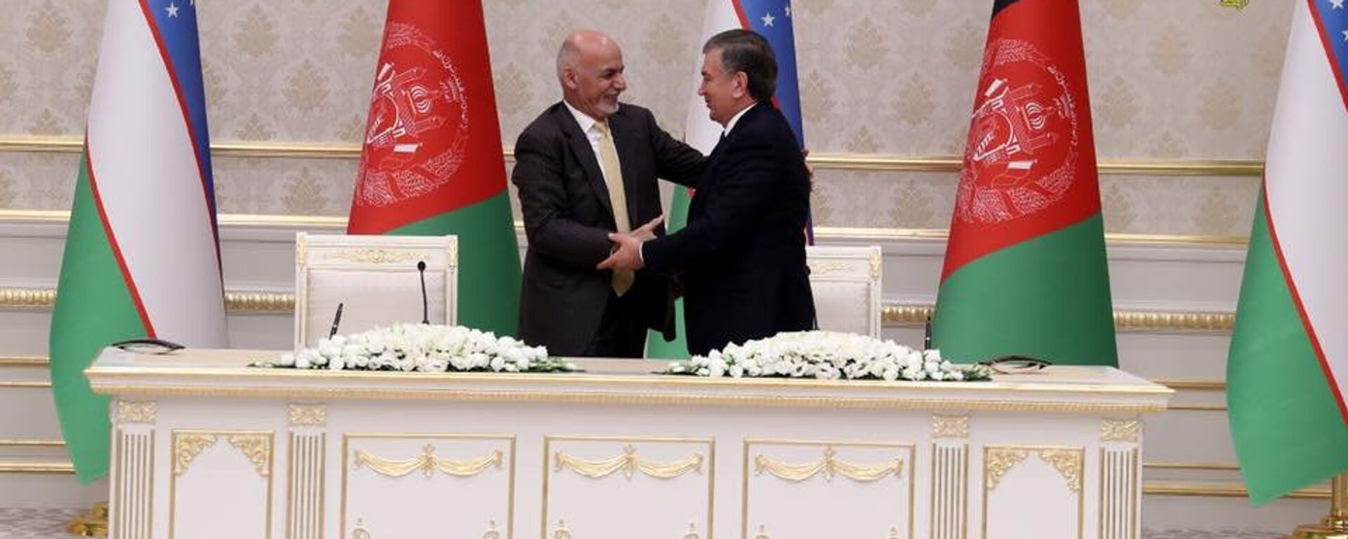 Президент Афганистана Ашраф Гани и Президент Узбекистана Шавкат Мирзиёев во время подписания соглашения о сотрудничестве - Sputnik Узбекистан, 1920, 12.07.2021