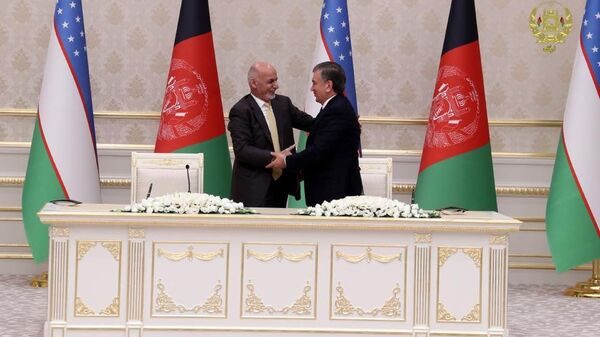 Президент Афганистана Ашраф Гани и президент Узбекистана Шавкат Мирзиёев во время подписания соглашения о сотрудничестве - Sputnik Узбекистан