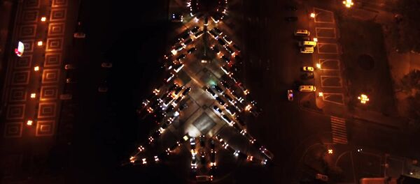 Елка из машин Елка из машин - Sputnik Узбекистан