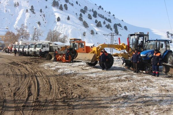 Подготовка перевала Камчик к зиме Подготовка перевала Камчик к зиме - Sputnik Ўзбекистон