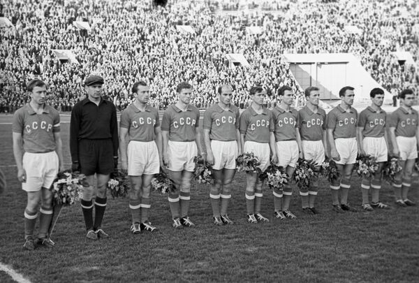 Сборная СССР - триумфаторы Чемпионата Европы 1960 года Сборная СССР - триумфаторы Чемпионата Европы 1960 года - Sputnik Узбекистан