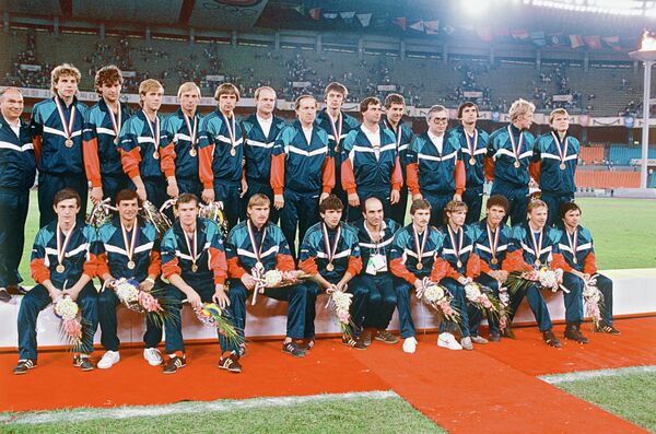 Олимпийская сборная команда СССР по футболу - чемпионы XXIV Олимпийских игр в Сеуле (Южная Корея) Олимпийская сборная команда СССР по футболу - чемпионы XXIV Олимпийских игр в Сеуле (Южная Корея) - Sputnik Узбекистан