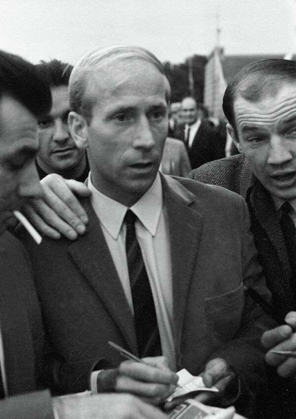 Игрок сборной Англии Бобби Чарльтон раздает автографы болельщикам на VIII первенстве мира по футболу - Sputnik Узбекистан