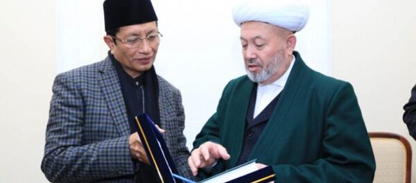 Главный имам Индонезии Насариддин Умар и муфтий Узбекистана Усмонхон Алимов Главный имам Индонезии Насариддин Умар и муфтий Узбекистана Усмонхон Алимов - Sputnik Ўзбекистон