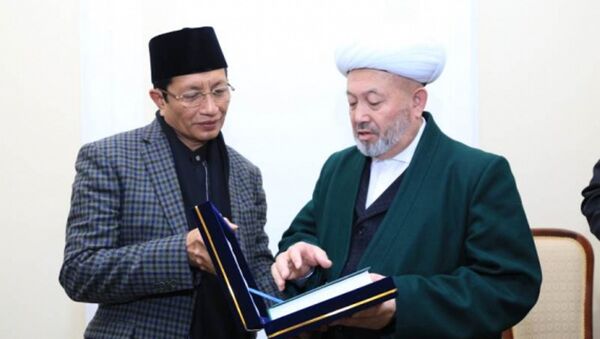 Glavniy imam Indonezii Nasariddin Umar i muftiy Uzbekistana Usmonxon Alimov - Sputnik O‘zbekiston