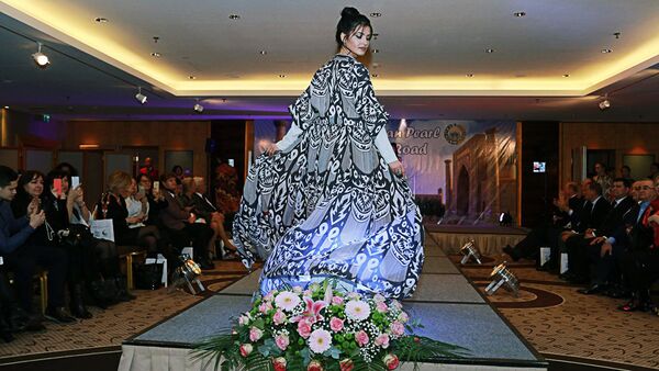 Показ мод традиционной и современной одежды из шелка на узбекско-европейском шелковом форуме в Вене, Австрия - Sputnik Узбекистан