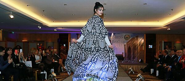 Показ мод традиционной и современной одежды из шелка на узбекско-европейском шелковом форуме в Вене, Австрия Показ мод традиционной и современной одежды из шелка на узбекско-европейском шелковом форуме в Вене, Австрия - Sputnik Узбекистан