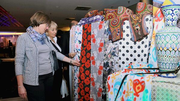 Показ мод традиционной и современной одежды из шелка на узбекско-европейском шелковом форуме в Вене, Австрия Показ мод традиционной и современной одежды из шелка на узбекско-европейском шелковом форуме в Вене, Австрия - Sputnik Узбекистан