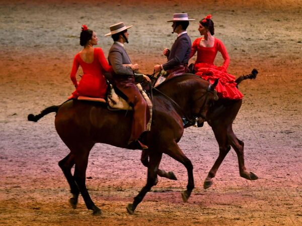 Артисты испанской группы Cordoba Ecuestre выступают на конном шоу с андалузскими лошадями на арене имени Ласло Паппа в Будапеште. - Sputnik Узбекистан