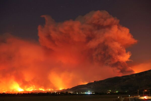 Дым от лесных пожаров поднимается в ночное небо, Калифорния, США - Sputnik Узбекистан