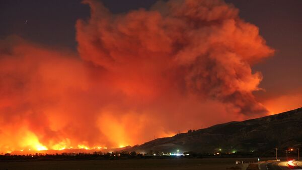 Дым от лесных пожаров поднимается в ночное небо, Калифорния, США - Sputnik Узбекистан