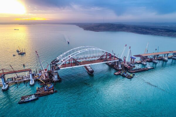 Арки автомобильного и железнодорожного пролетов строящегося Крымского моста над центральным фарватером в Керченском проливе - Sputnik Узбекистан
