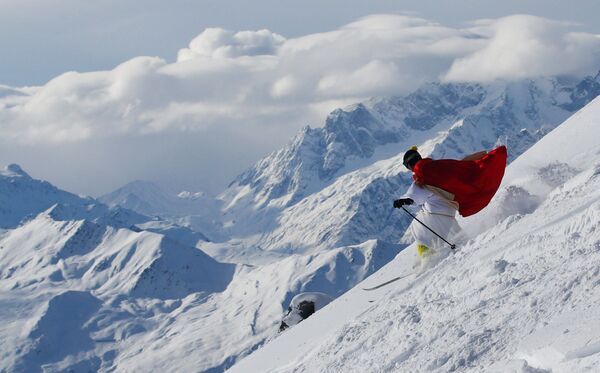 Лыжник в костюме Санта-Клауса на горнолыжном курорте Вербье, Швейцария. - Sputnik Узбекистан