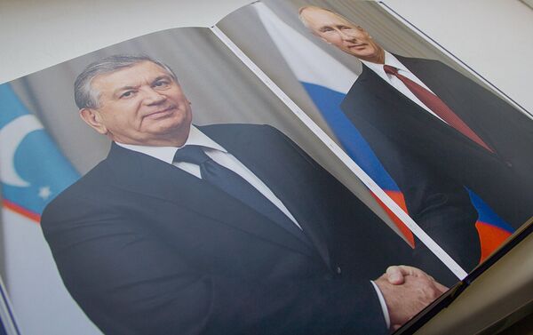 Книга Россия и Узбекистан, изданная в честь 25-летия установления дипломатических отношений между странами - Sputnik Узбекистан