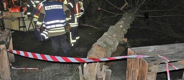 Рождественская ель рухнула на детскую карусель в Германии Рождественская ель рухнула на детскую карусель в Германии - Sputnik Узбекистан