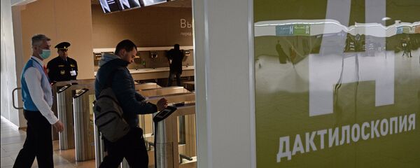 Посетитель в многофункциональном миграционном центре Москвы близ деревни Сахарово - Sputnik Узбекистан