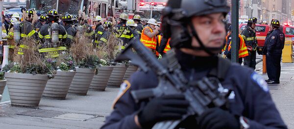 Полиция Нью-Йорка на месте взрыва в районе транспортной станции на Манхэттене Полиция Нью-Йорка на месте взрыва в районе транспортной станции на Манхэттене - Sputnik Узбекистан