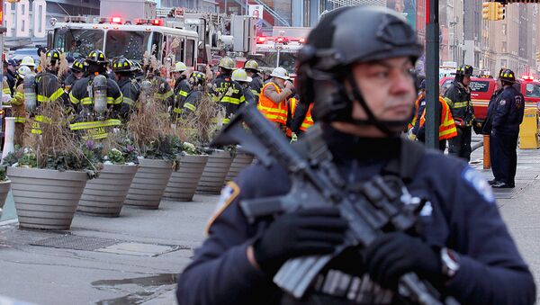 Полиция Нью-Йорка на месте взрыва в районе транспортной станции на Манхэттене - Sputnik Узбекистан