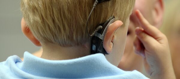 Ребенок со слуховым имплантом - Sputnik Узбекистан