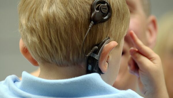 Ребенок со слуховым имплантом - Sputnik Узбекистан