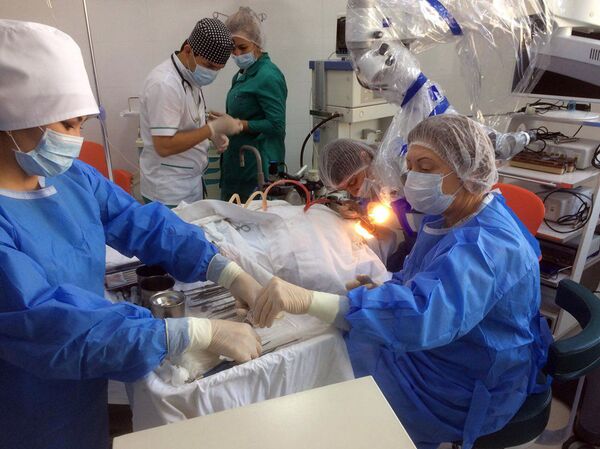 Операция по кохлеарной имплантации Операция по кохлеарной имплантации - Sputnik Узбекистан