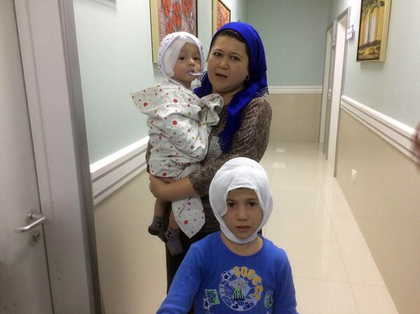 Дети после проведения операции по кохлеарной имплантации Дети после проведения операции по кохлеарной имплантации - Sputnik Узбекистан