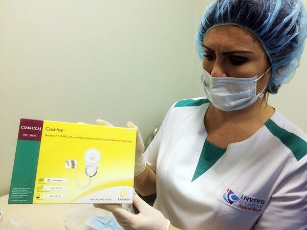 Медсестра показывает кохлеарный имплантат Медсестра показывает кохлеарный имплантат - Sputnik Узбекистан