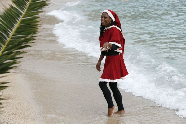 Девушка в костюме Санта-Клауса во время традиционных рождественских купаний в Монако - Sputnik Узбекистан