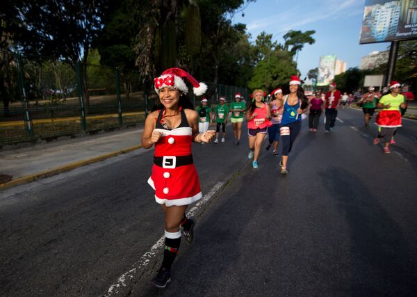 Венесуэлада Санта-Клаус костюмида югуриш марафони, 2015 йил 13 декабрь. - Sputnik Ўзбекистон