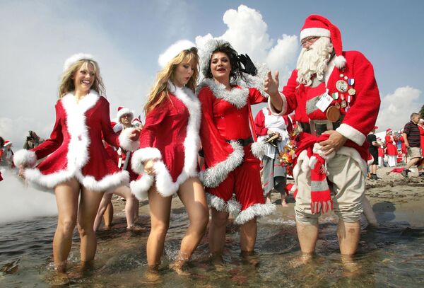 Санта-Клаус с помощницами в парке развлечений близ Копенгагена - Sputnik Узбекистан