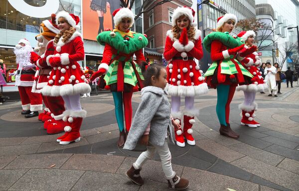 Девушки в костюмах Санта-Клаусов на улицах Сеула - Sputnik Узбекистан