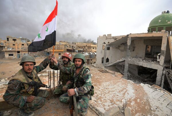 Солдаты сирийской армии с флагом Сирии радуются освобождению Пальмиры - Sputnik Узбекистан