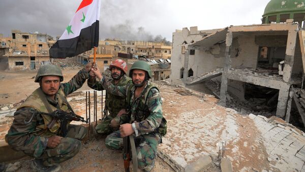 Солдаты сирийской армии с флагом Сирии радуются освобождению Пальмиры - Sputnik Ўзбекистон