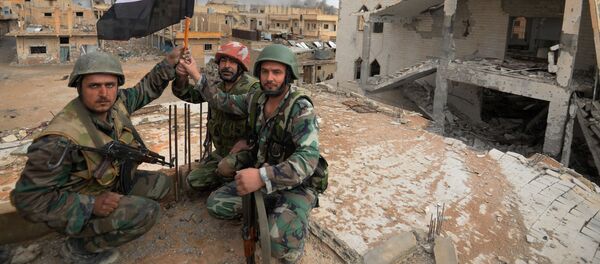 Солдаты сирийской армии с флагом Сирии радуются освобождению Пальмиры Солдаты сирийской армии с флагом Сирии радуются освобождению Пальмиры - Sputnik Ўзбекистон