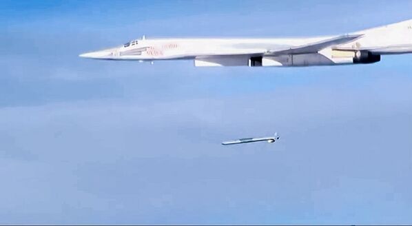 Запуск крылатой ракеты X-101 со стратегического бомбардировщика-ракетоносца Ту-160 Военно-космических сил России по объектам инфраструктуры ИГ в Сирии - Sputnik Узбекистан