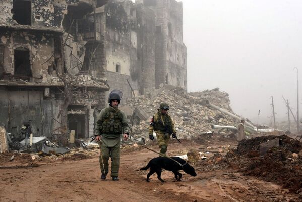 Военнослужащие во время разминирования исторической Цитадели древней крепости Алеппо. Министерство обороны РФ - Sputnik Узбекистан