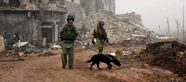 Военнослужащие во время разминирования исторической Цитадели древней крепости Алеппо. Министерство обороны РФ - Sputnik Ўзбекистон
