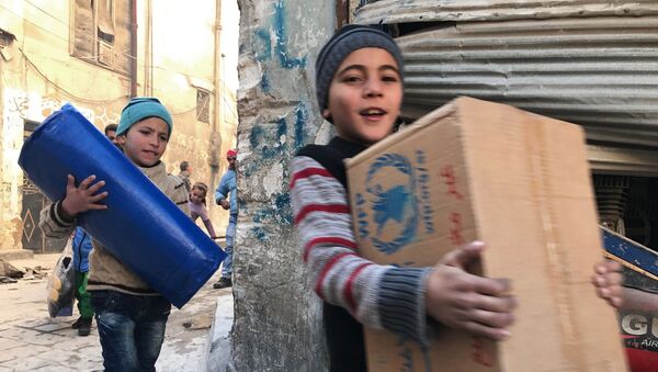 Дети, получившие первую гуманитарную помощь, в восточном квартале Алеппо - Sputnik Узбекистан