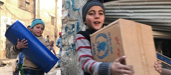 Дети, получившие первую гуманитарную помощь, в восточном квартале Алеппо - Sputnik Узбекистан