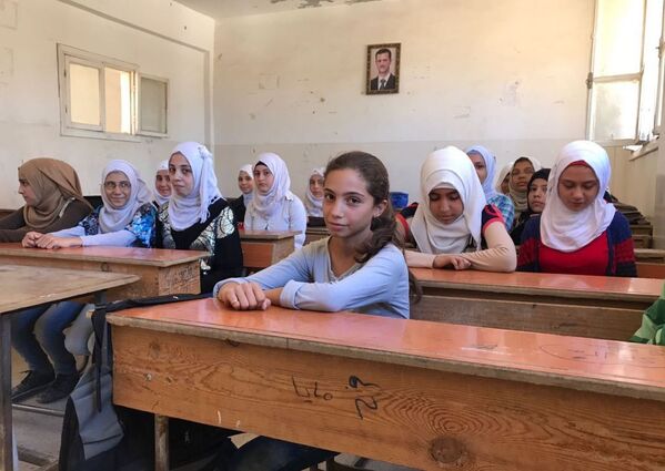 Ученицы на уроке русского языка в школе для девочек в сирийском Дейр-эз-Зоре - Sputnik Узбекистан