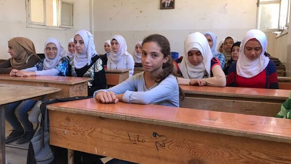 Ученицы на уроке русского языка в школе для девочек в сирийском Дейр-эз-Зоре - Sputnik Узбекистан