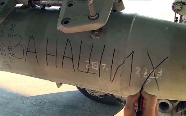 Авиабомба с надписью За наших на истребителе-бомбардировщике Су-34 в Сирии - Sputnik Узбекистан