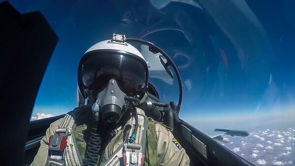 Пилот ВКС РФ во время боевого вылета в Сирии - Sputnik Узбекистан