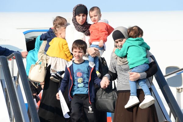 Дети и родители, возвращенные из Сирии, выходит из самолета в аэропорту Грозного - Sputnik Узбекистан