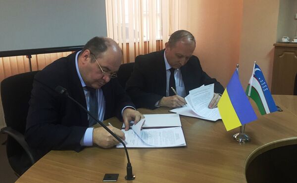 И.о. первого зампреда Госавиаслужбы Украины С.Н.Коршук и начальник Госавианадзора Республики Узбекистан Т.Э.Ульжаев подписывают протокол о возобновлении прямых авиарейсов между Киевом и Ташкентом - Sputnik Узбекистан